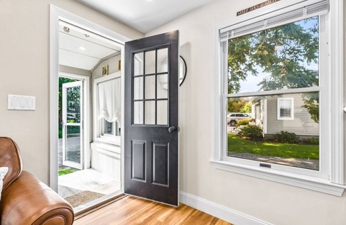 Humarock House | Cheery home! .5m walk to beach, shops, restaurants, & river steps away!