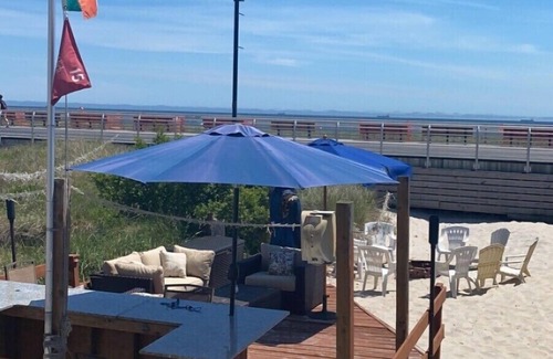 Long Beach Apartment | Cheeseburgers in Paradise