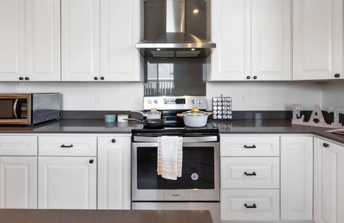 Union City House | Chef's Kitchen 4 bed w/King Suite & Backyard