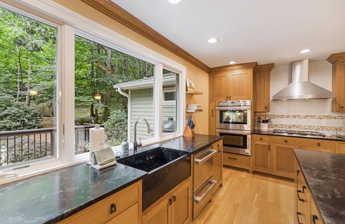 Royal Pines House | Chef’s Kitchen, Fire Pit & Soaking Tub | Quiet Escape + Biltmore Pass