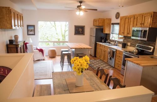 Newberg House | Chehalem Mountain Hideaway