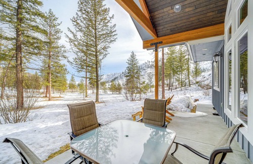 Pateros Cabin | 'Chelan Mountain Retreat' Chalet w/Fire Pit!