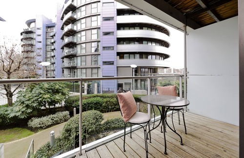 Queenstown Apartment | Chelsea Bridge Wharf, by Veeve
