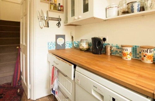 Cheltenham House | Cheltenham Cozy Retreat with 2 Bedrooms