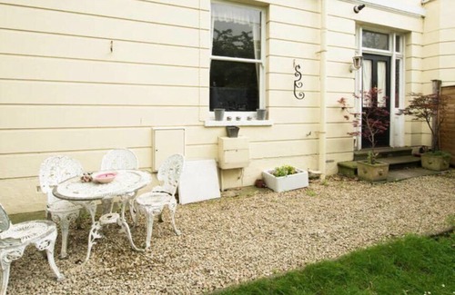 Cheltenham House | Cheltenham Cozy Retreat with 2 Bedrooms