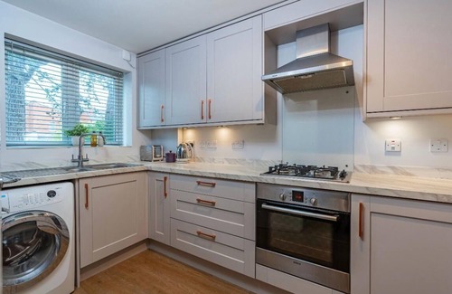 Cheltenham House | Cheltenham 'Hidden Gem' with Parking, Walk to Town