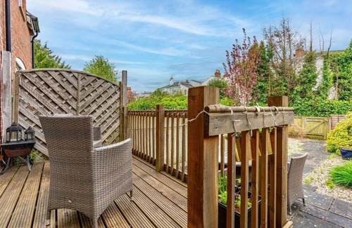 Cheltenham House | Cheltenham 'Hidden Gem' with Parking, Walk to Town