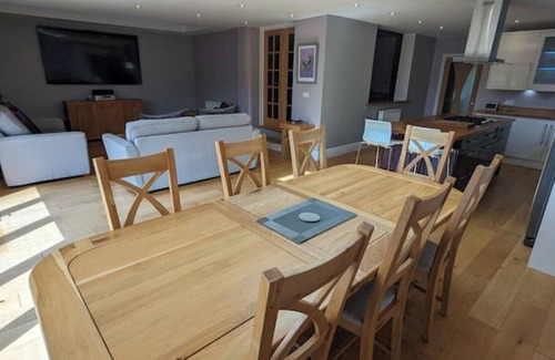 Cheltenham House | Cheltenham Stylish Large House With bar & hot tub