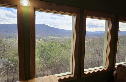 Gatlinburg - Pigeon Forge Cabin | CHERIES CHALET! Hot tub, Gas grill, Quiet, Centrally located,Dogs,AMAZING VIEWS!