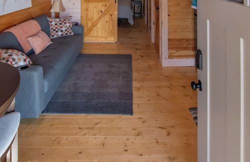Bean Station Cabin | Cherokee Lake Vacation 1 BR 1 Bath Tiny Log Cabin