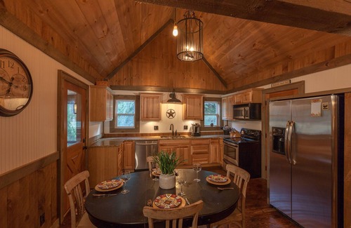 Dial Cabin | Cherokee Sunrise~Rustic Modern Farmhouse~Large Pond to Fish~Outdoor Living Area