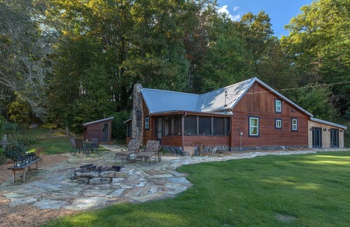 Dial Cabin | Cherokee Sunrise~Rustic Modern Farmhouse~Large Pond to Fish~Outdoor Living Area