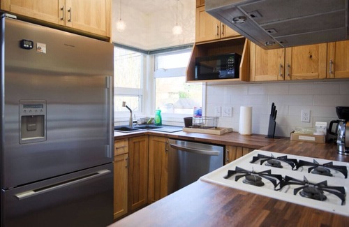 East Side House | Cherries Blooming! Entire Main House Near Skytrain