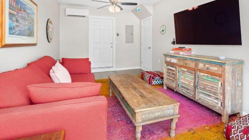 Asheville House | Cherry Blossom by AvantStay 6 Min to Downtown