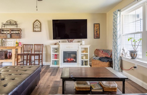 Annville House | Cherry Cottage - 15mins to Hershey Park - Firepit