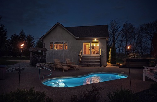 New Plymouth Cabin | Cherry Ridge Retreat -The Observatory Romantic Pool Cabin with hot tub and cold plunge!
