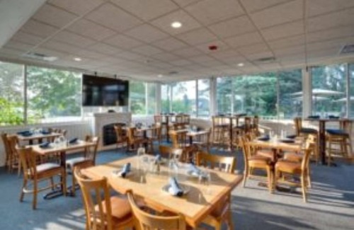 Central Lake Hotel | Cherry Room for 2 at The Blue Pelican Inn