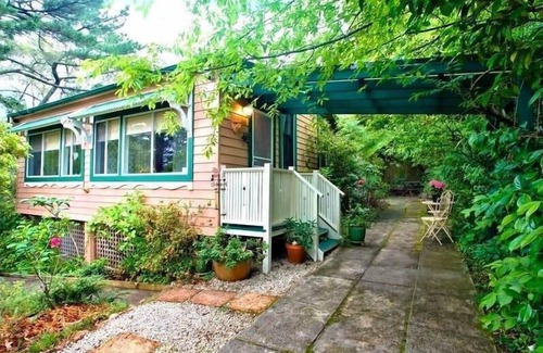 Leura Cottage | Cherry Tree Cottage - Old-World Cottage, 3 Bedroom, A/C, Fireplace, Bath, Garden