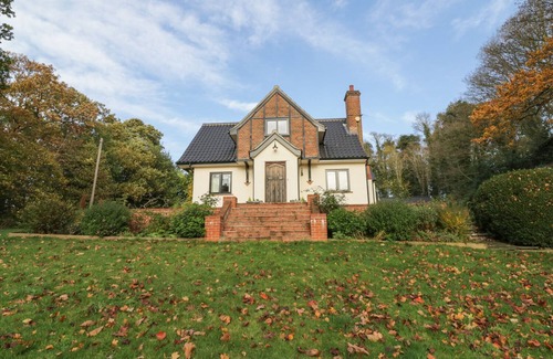 Norwich Cottage | CHERRY TREE COTTAGE, pet friendly, with a garden in Norwich
