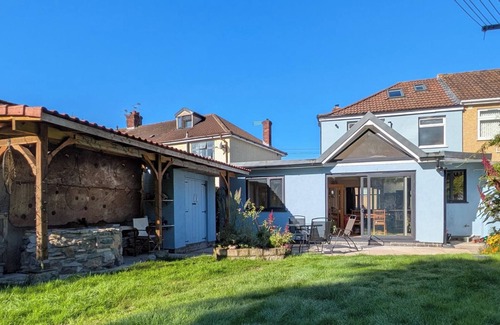 Hanham House | Cherry View House 3 Bed Garden Parking sleeps 8