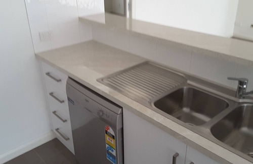 Mildura House | Cherry Villa 1: Luxurious 3BR Inner City Townhouse in Mildura. Free WIFI.