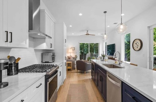 Cherrywood House | Cherrywood Home near UT - 3 BR | Private Backyard