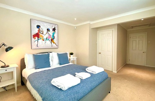 Runnymede House | Chertsey, Luxurious Three Bedroom Home