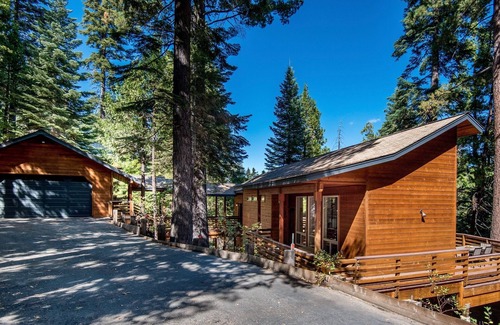 Arnold House | CHESA MADRISA - EV, AC, open floor plan + 3 king bed suites in Big Trees Village