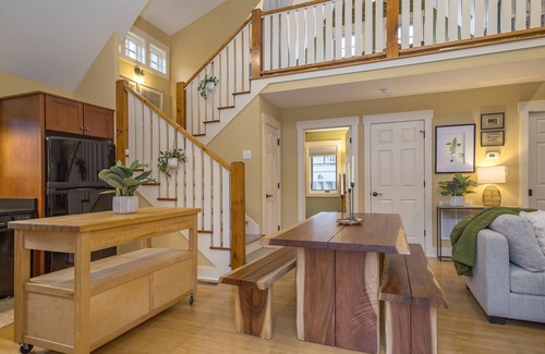 Black Mountain House | Cheshire Cottage | Pet Friendly, Hot Tub & 5-Minutes to Town!