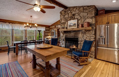 Canton Cabin | Chestnut House | Pet-Friendly Log Cabin w/Views & Fireplaces + Biltmore Pass