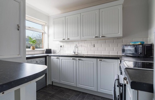 Ashington House | Chestnut House - Sleeps 4 - Pet friendly -Parking