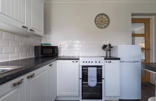 Ashington House | Chestnut House - Sleeps 4 - Pet friendly -Parking