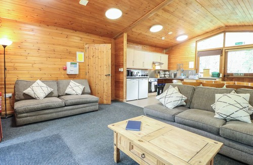 Rosliston Cottage | CHESTNUT LODGE, family friendly, with a garden in Rosliston