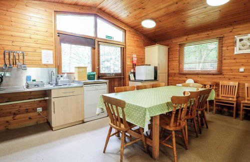 Rosliston Cottage | CHESTNUT LODGE, family friendly, with a garden in Rosliston