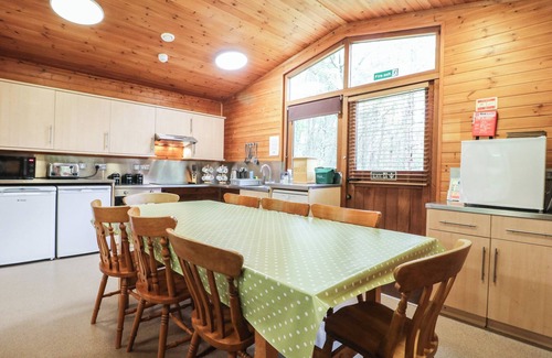 Rosliston Cottage | CHESTNUT LODGE, family friendly, with a garden in Rosliston