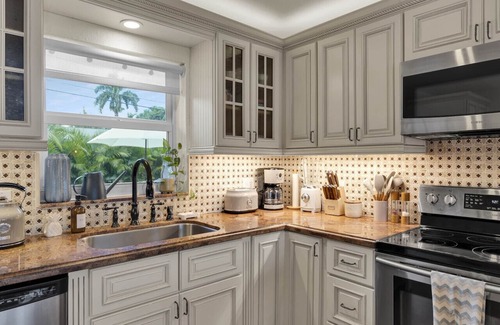 Pompano Beach House | Chez Jasmin: Sunny Home & Hot Tub Minutes to Beach!