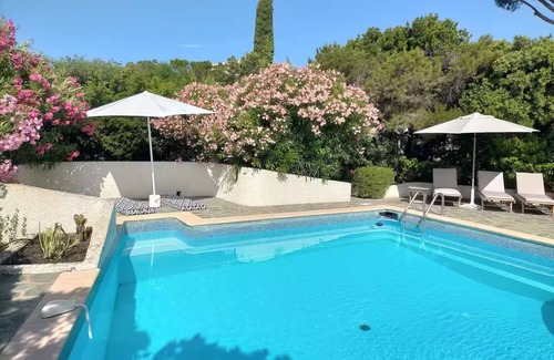 Cala Rossa Villa | Chez Mister J, spacious villa with swimming pool, in the heart of the Cala Rossa estate.
