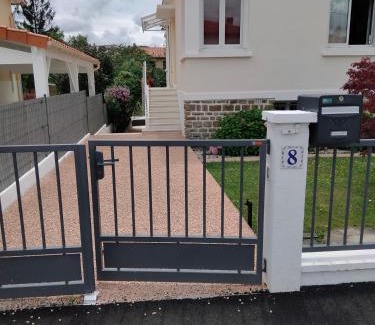 Goise-Champommier-Champclairot House | Chez Papinette, proche gare et centre, pdj compris