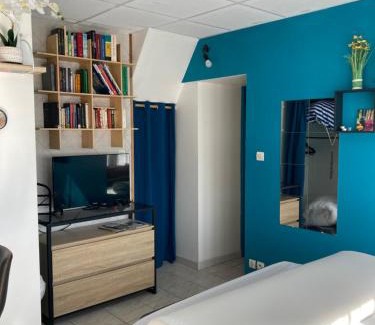 Caylus House | Chez Stella 1 pièce canapé lit deux personnes, Cuisine, SDB séparée