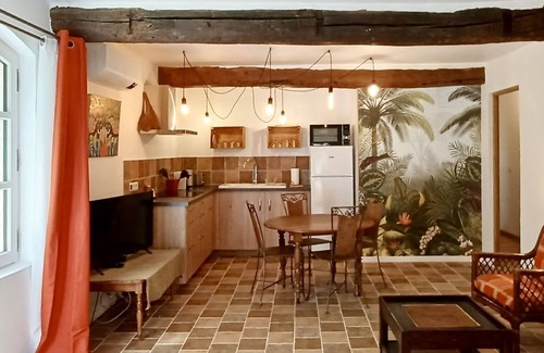 Figanieres Cottage | CHEZ TI, large, charming new gîte for 2 in a peaceful setting between vineyards and forest