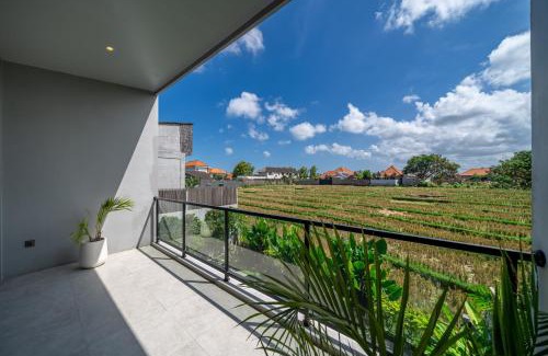 Padonan Villa | Chiama Sun - Berawa Best-Kept Secret - Luxury 4BR Villa with Pool, BBQ - Fast Wi-Fi