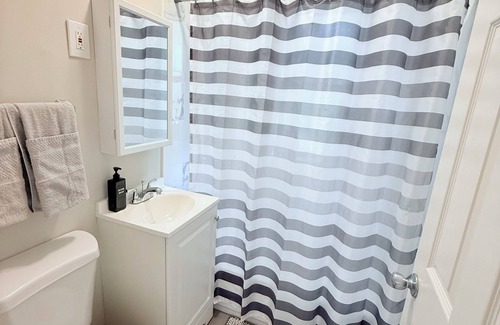 West Ridge Apartment | Chic 1 BD apt in West Rogers Park, Chicago-Near Loyola University