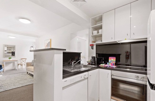 South Yarra Apartment | Chic 1-Bed Apartment Steps From Shopping Street