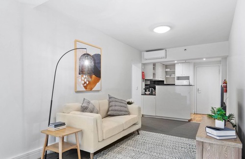 South Yarra Apartment | Chic 1-Bed Apartment Steps From Shopping Street