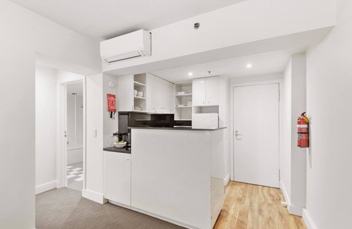 South Yarra Apartment | Chic 1-Bed Apartment Steps From Shopping Street