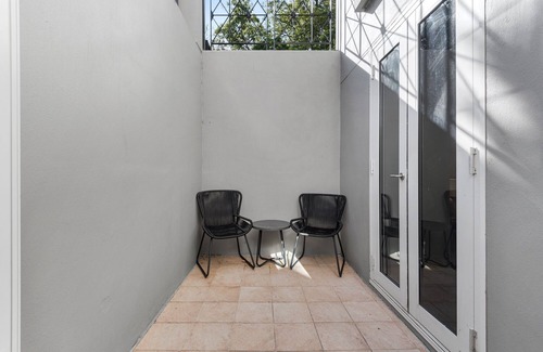 South Yarra Apartment | Chic 1-Bed Apartment Steps From Shopping Street
