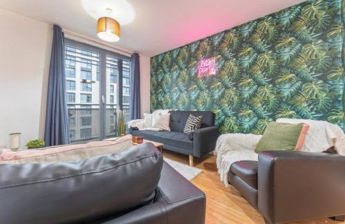 Theatreland Birmingham Apartment | Chic 1-Bed Apartment with Balcony, Family-Friendly, Free Parking and WiFi, Accommodates 3