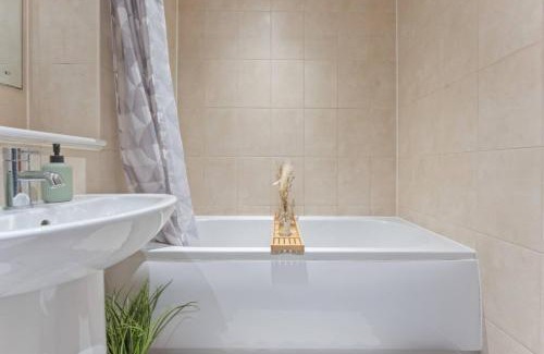Theatreland Birmingham Apartment | Chic 1-Bed Apartment with Balcony, Family-Friendly, Free Parking and WiFi, Accommodates 3