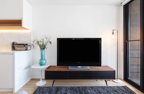 Malvern Apartment | Chic 1-Bed with a Sleek Balcony near Shops