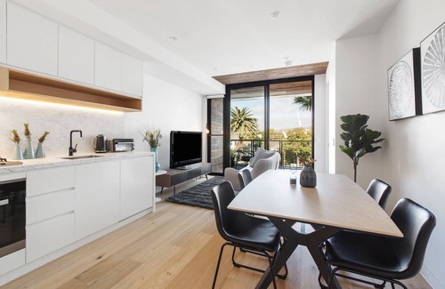 Malvern Apartment | Chic 1-Bed with a Sleek Balcony near Shops